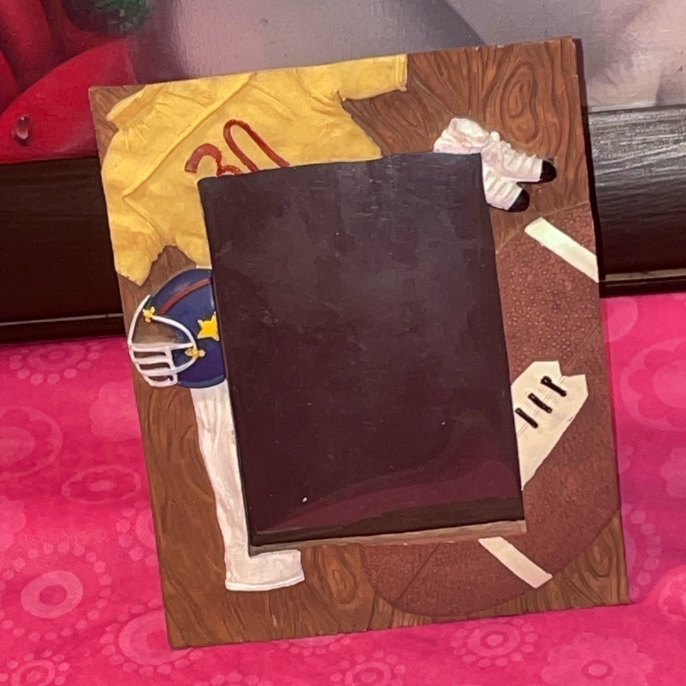 PRE OWNED IN GREAT SHAPE FOOTBALL 7 x 6 FOOTBALL PICTURE FRAME